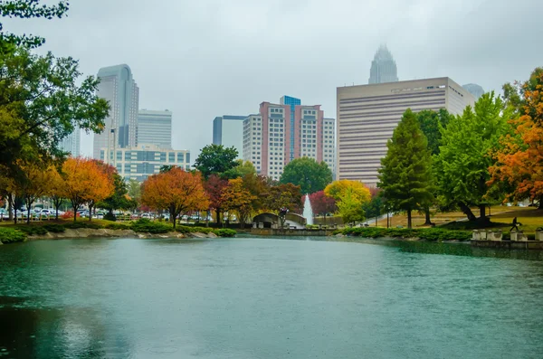 Skyline van de stad in mist en regenachtig weer tijdens de herfst seizoen — Stockfoto