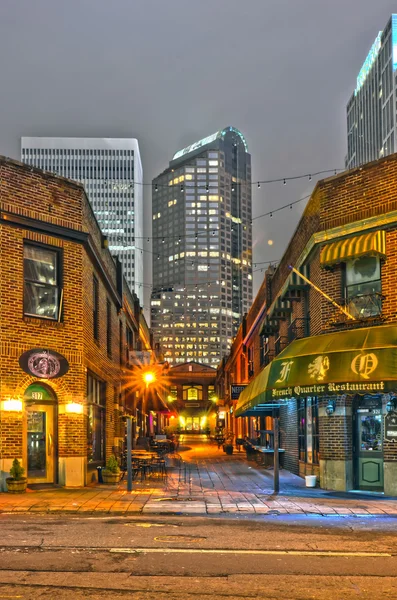 Charlotte, nc - December 8, 2013: Night view of a narrow alley — Stock Photo, Image