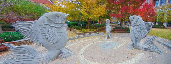 Gigantisk fisk strukturer i den gröna parken i charlotte uptown — Stockfoto