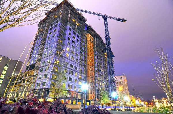 Lång highrise byggnad under uppförande i en storstad — Stockfoto