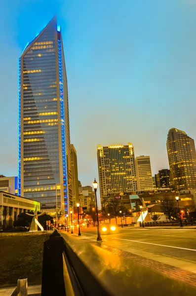 Charlotte skyline uitzicht vanaf een brug snelweg viaduct — Stockfoto