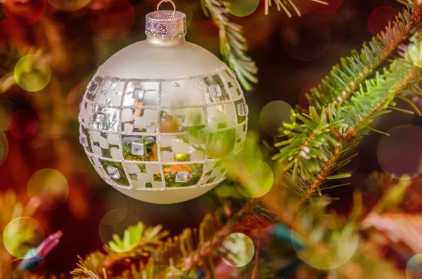 Adornos y decoraciones de árboles de navidad —  Fotos de Stock