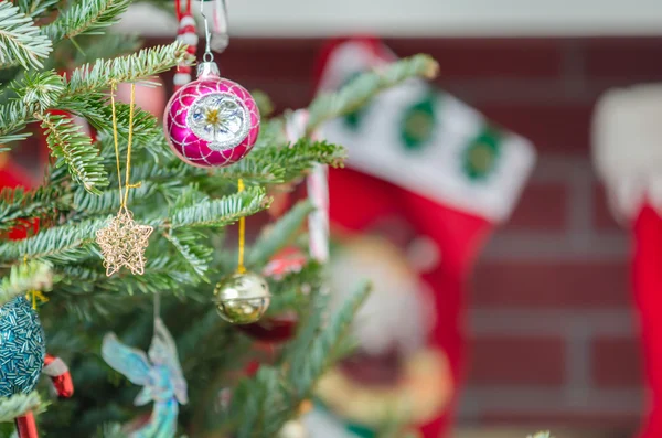 Ornamenti e decorazioni dell'albero di Natale — Foto Stock