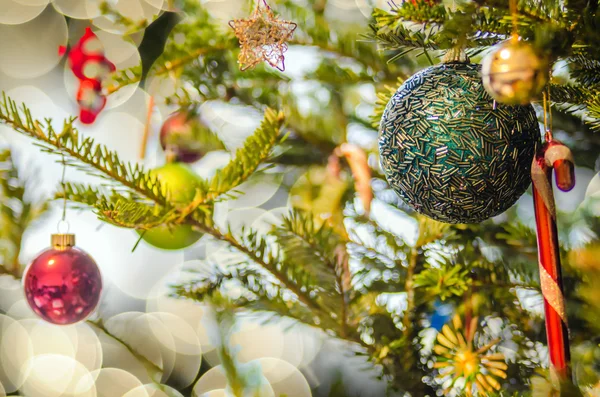 Noel ağacını süsler ve süslemeler — Stok fotoğraf