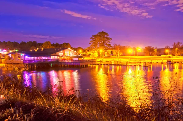 Restaurant am See bei Nacht — Stockfoto