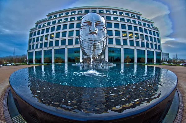 30. dezember 2013 - metalmorphosis stahlstatue von david cherni — Stockfoto