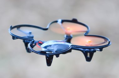 Uzaktan kumandalı kuadkopter drone havada