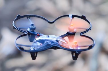 Uzaktan kumandalı kuadkopter drone havada