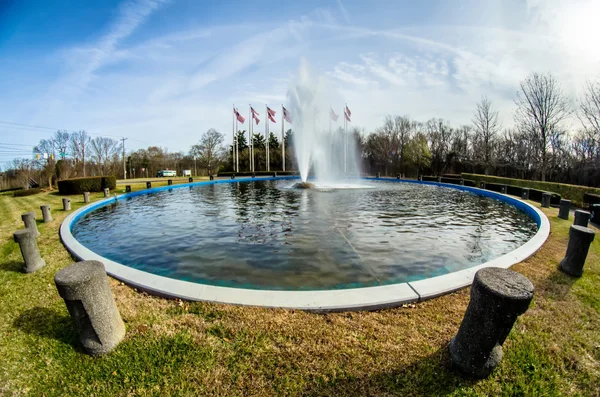 Runda vatten fontän pool — Stockfoto