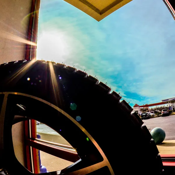 Pneus de carro em exposição para venda em uma loja de pneus — Fotografia de Stock