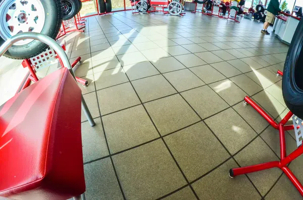 タイヤ ショップ店で販売のためのディスプレイ上の車のタイヤ — ストック写真