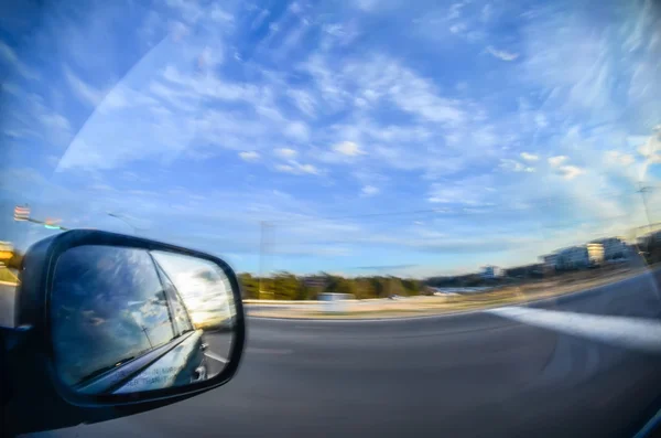 Conducción en coche por carretera, con vistas en el parabrisas y ventana lateral — Foto de Stock