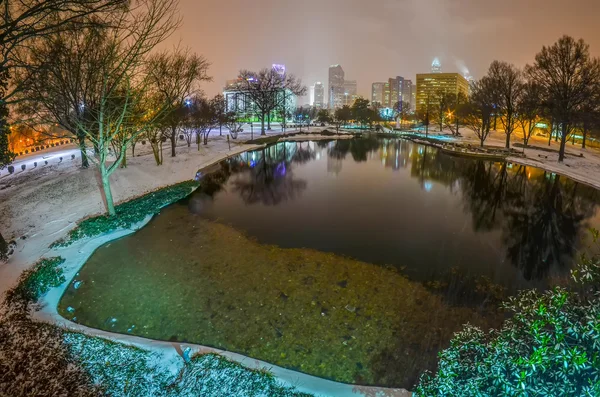 Charlotte nc skyline schneebedeckt im januar 2014 — Stockfoto