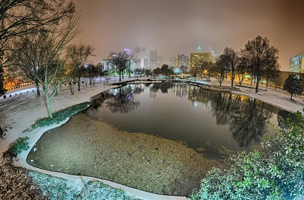 Charlotte nc skyline schneebedeckt im januar 2014 — Stockfoto