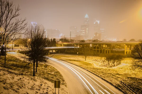 Charlotte nc usa panoramę podczas i po burzy śnieżnej zimy w styczniu — Zdjęcie stockowe