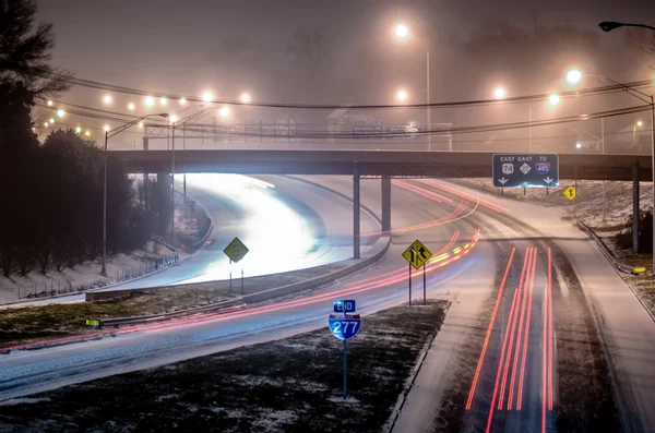 Ruch na autostradzie lodowych w nocy — Zdjęcie stockowe