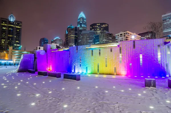 Charlotte Queen City skyline cerca de romare bearden park en invierno nieve — Foto de Stock