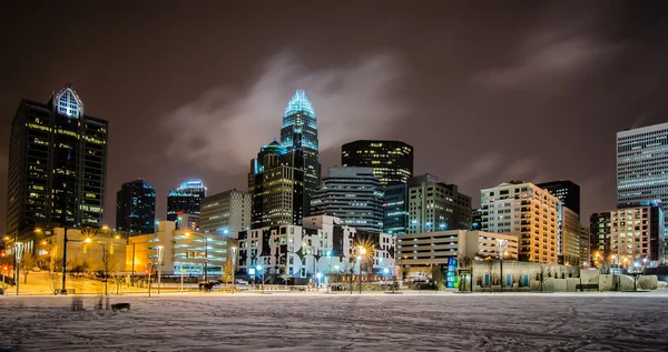 Charlotte Queen City skyline cerca de romare bearden park en invierno nieve — Foto de Stock