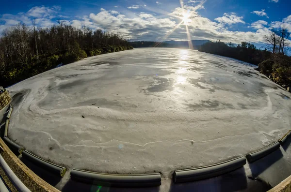 Lac des prix gelé pendant les mois d'hiver en Caroline du Nord — Photo