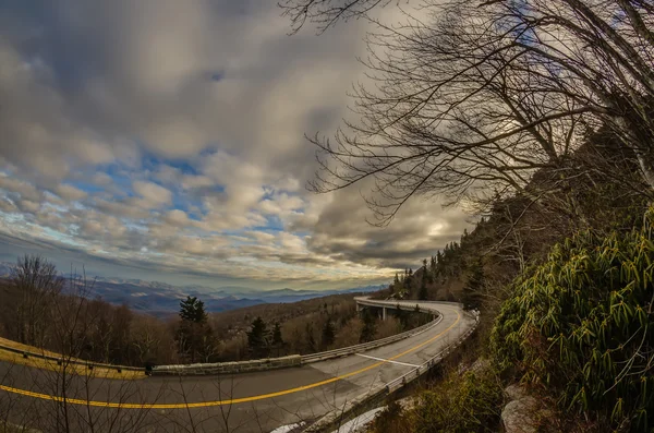 Linn cove viaduto durante o inverno perto de soprar rocha nc — Fotografia de Stock