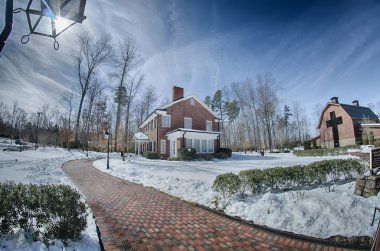 Kış fırtınasından sonra Billy Graham kütüphanesinin etrafında kar yağıyor.