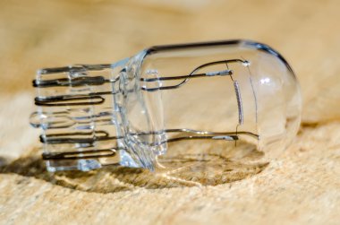 Araba ampul ahşap yüzey üzerinde