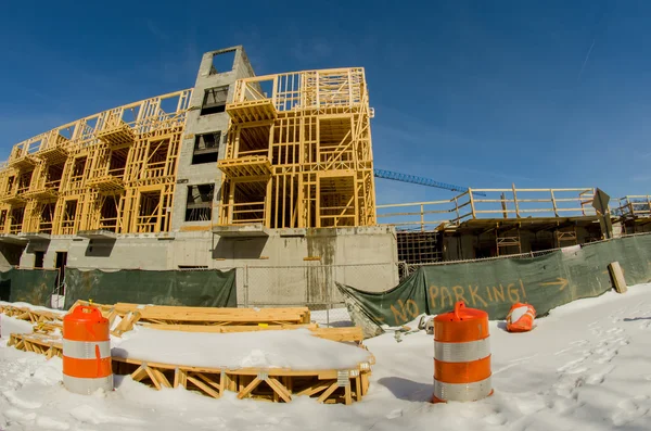 Costruzione di stalloni in legno con neve intorno — Foto Stock