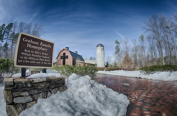 Neve ao redor billy graham biblioteca após tempestade de inverno — Fotografia de Stock