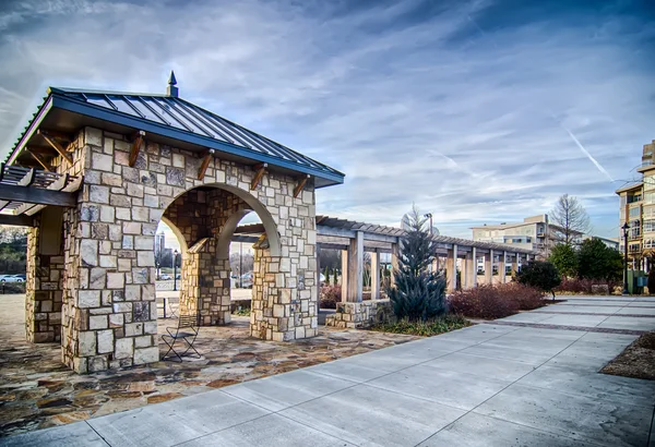 Cultured stone terrace trellis details near park in a city — Stock Photo, Image