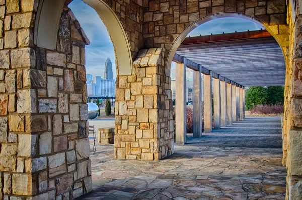 Cultured stone terrace trellis details near park in a city — Stock Photo, Image