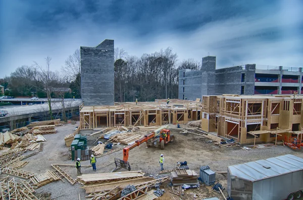 Occupato cantiere in una città — Foto Stock