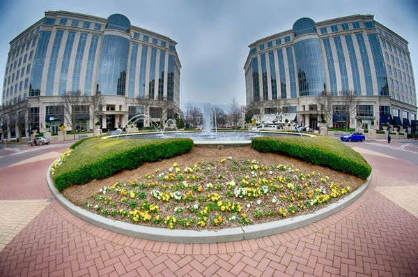 Středové fontány v podhorské plaza charlotte nc — Stock fotografie