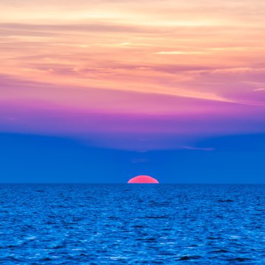 zonsondergang op zee met meerdere kleur prizm