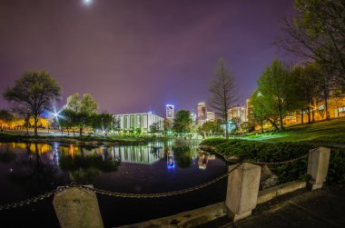 marshall Parkı gece Charlotte skyline görünümü