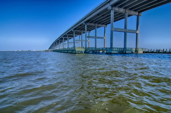 Landschap in de buurt van roanoke geluid brug over de buitenste banken — Stockfoto