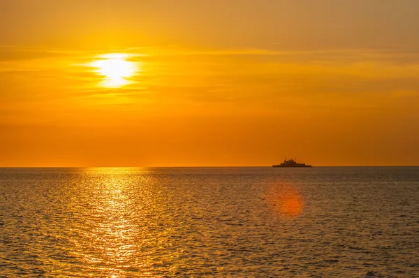 Zachód słońca nad morzem z promu w odległości — Zdjęcie stockowe