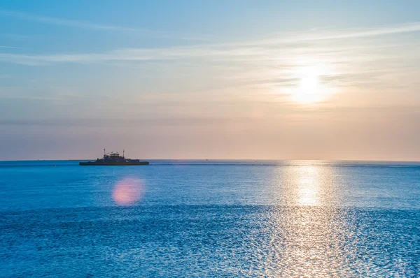 Ηλιοβασίλεμα στη θάλασσα με πλοίο σε απόσταση — Φωτογραφία Αρχείου