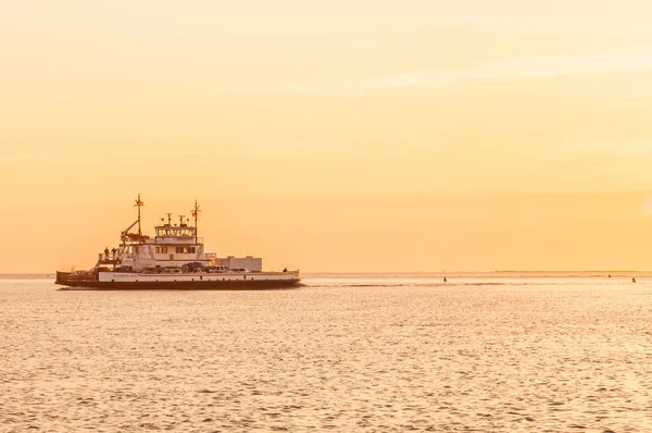 Zonsondergang op zee met ferry in afstand — Stockfoto