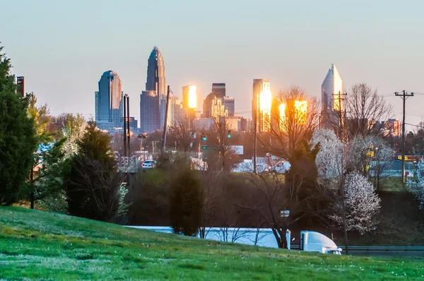 Charlotte skyline på kvällen före solnedgången — Stockfoto