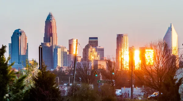 Charlotte skyline på kvällen före solnedgången — Stockfoto