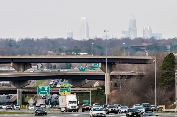 Weergave van klaver blad bruggen en charlotte skyline in adistance — Stockfoto