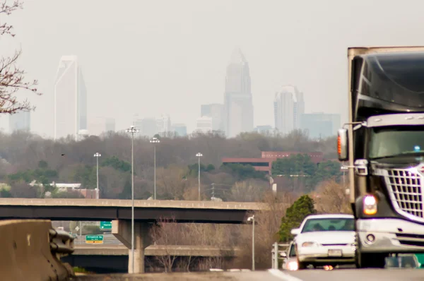 View of clover leaf bridges and charlotte skyline in adistance — Stock Photo, Image