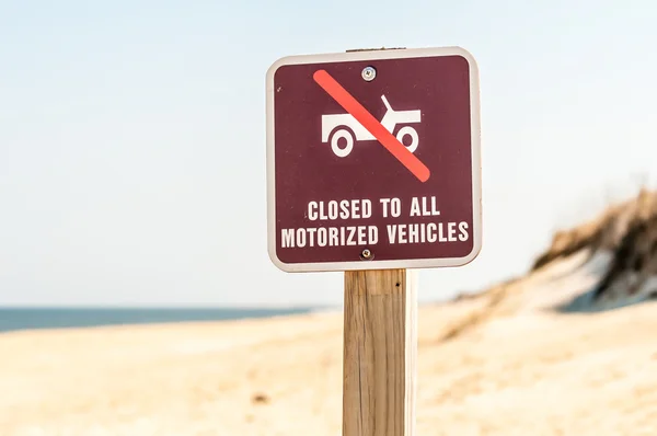 Gesloten voor alle gemotoriseerde voertuigen op strand teken — Stockfoto
