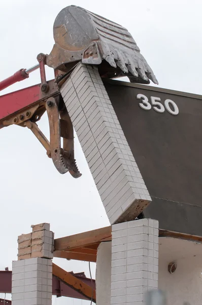 Wrak graafmachine op het werk een gebouw muur af te breken — Stockfoto