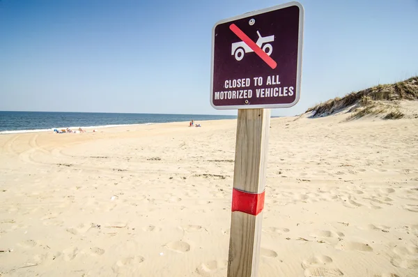 Geen rijden op strand teken — Stockfoto