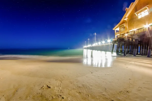 真夜中のナグス ヘッド桟橋とビーチのシーン — ストック写真