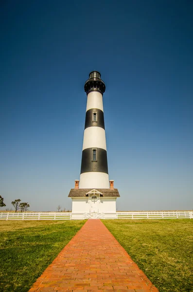 Faro de la isla del cuerpo con cielo azul claro —  Fotos de Stock