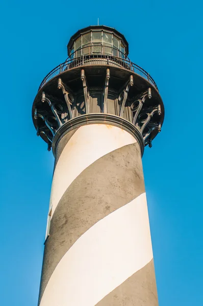 Diagonale schwarze und weiße Streifen kennzeichnen das Cape hatteras lightthou — Stockfoto