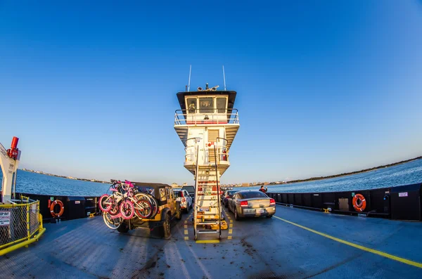 Günbatımında bir feribot tekne sürme — Stok fotoğraf