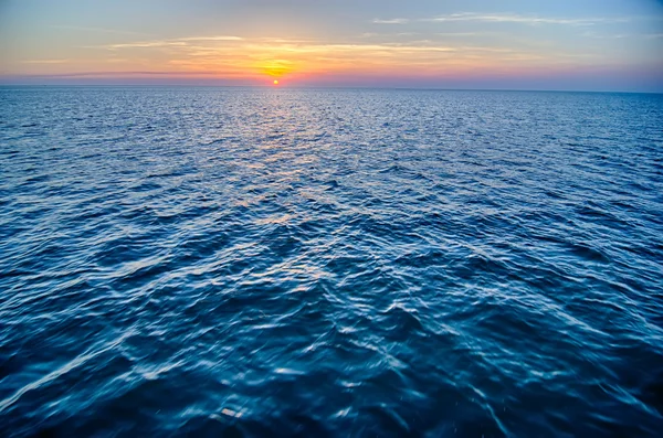 Rijden op een veerboot bij zonsondergang — Stockfoto